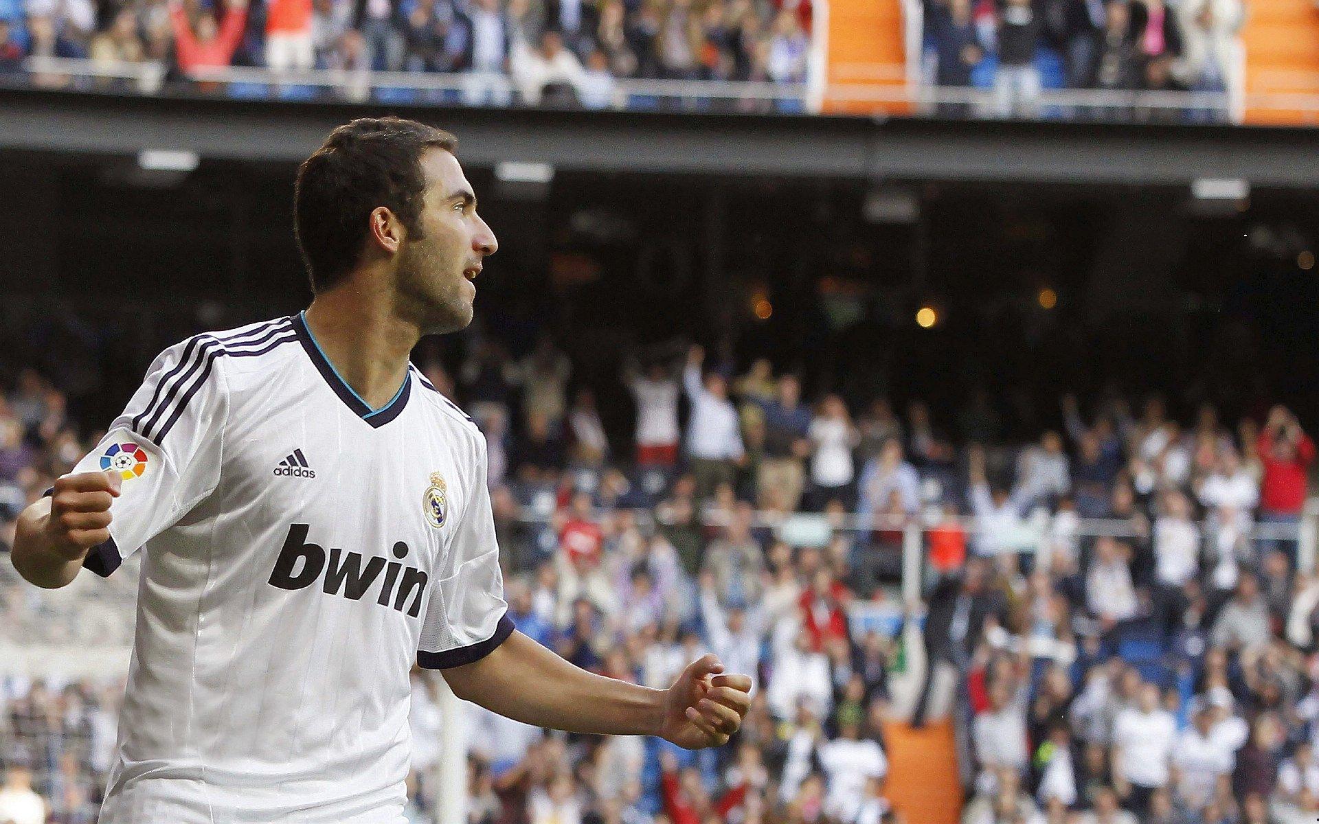 太阳报独家披露,利物浦球星阿诺德与模特女友低调相恋七个月,社媒粉丝六万引关注